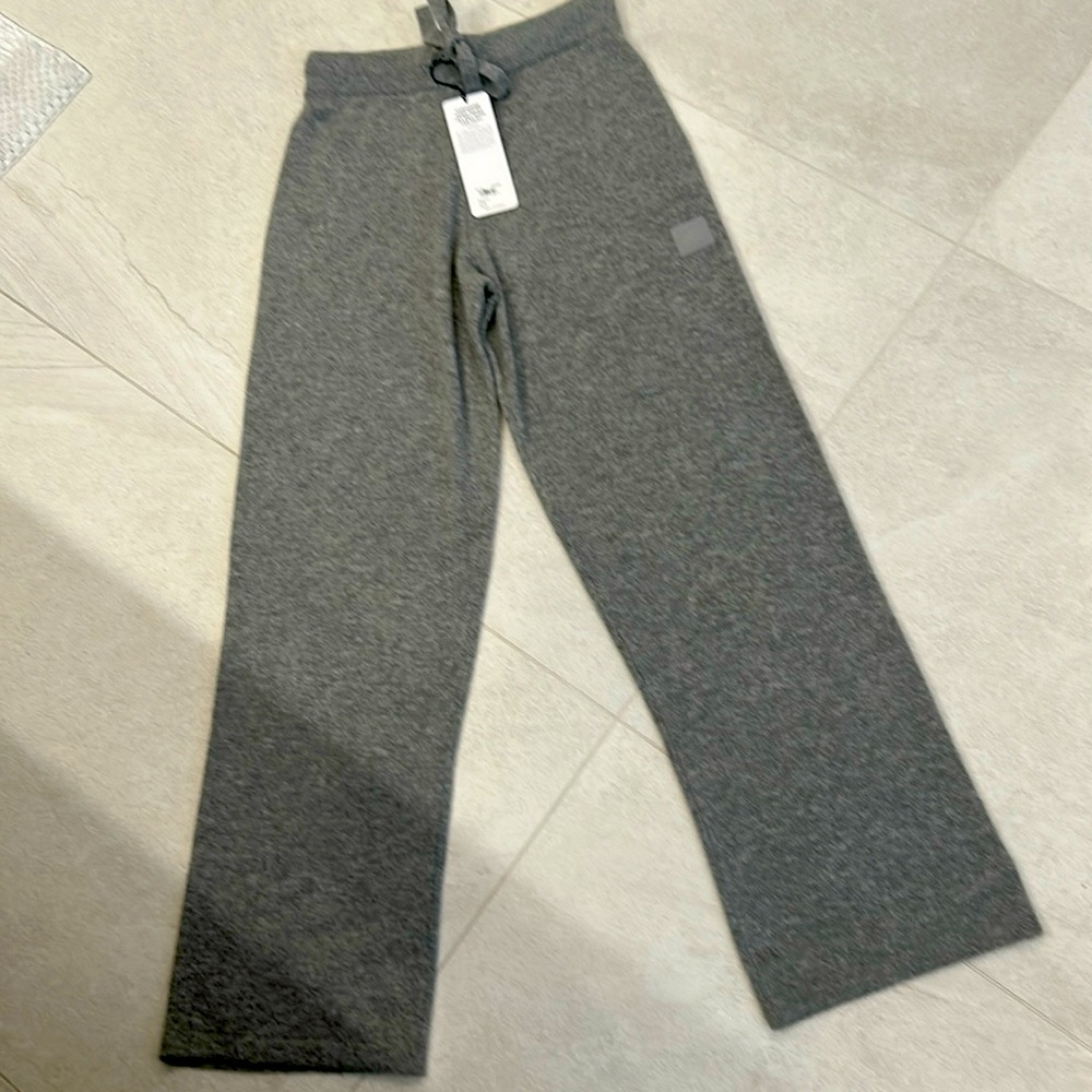 Alo gorgeous Lux cashmere High-Waist Jet Set Wide Leg Pant /Jet Ready !